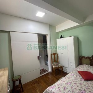 Casa, 5 dormitórios, 2 vagas, no bairro Cinqüentenário em Caxias do Sul para Comprar