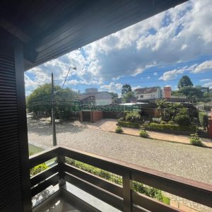 Casa, 5 dormitórios, 2 vagas, no bairro Cinqüentenário em Caxias do Sul para Comprar