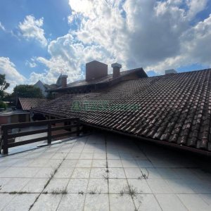 Casa, 5 dormitórios, 2 vagas, no bairro Cinqüentenário em Caxias do Sul para Comprar