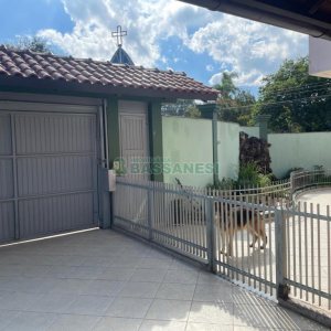 Casa, 5 dormitórios, 2 vagas, no bairro Cinqüentenário em Caxias do Sul para Comprar