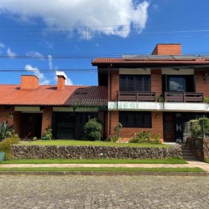 Casa, 5 dormitórios, 2 vagas, no bairro Cinqüentenário em Caxias do Sul para Comprar