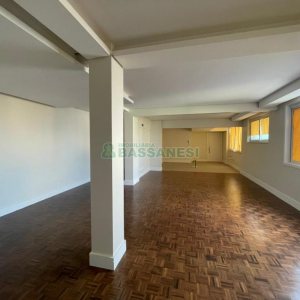 Apartamento com 200m², 3 dormitórios, 1 vaga, no bairro Centro em Caxias do Sul para Comprar