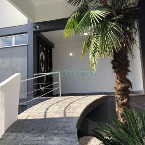 Casa com 598m², 5 dormitórios, 4 vagas, no bairro Cinqüentenário em Caxias do Sul para Comprar