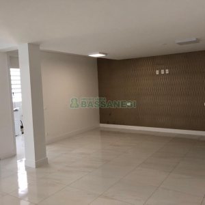 Casa com 598m², 5 dormitórios, 4 vagas, no bairro Cinqüentenário em Caxias do Sul para Comprar