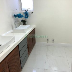 Casa com 598m², 5 dormitórios, 4 vagas, no bairro Cinqüentenário em Caxias do Sul para Comprar
