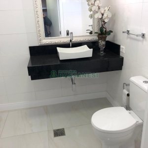 Casa com 598m², 5 dormitórios, 4 vagas, no bairro Cinqüentenário em Caxias do Sul para Comprar