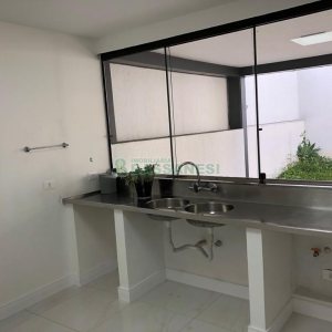 Casa com 598m², 5 dormitórios, 4 vagas, no bairro Cinqüentenário em Caxias do Sul para Comprar