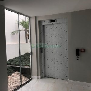 Casa com 598m², 5 dormitórios, 4 vagas, no bairro Cinqüentenário em Caxias do Sul para Comprar