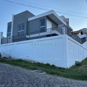 Casa com 160m², 3 dormitórios, no bairro Charqueadas em Caxias do Sul para Alugar
