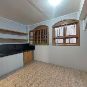 Casa Comercial com 280m², 3 dormitórios, 2 vagas, no bairro Cinqüentenário em Caxias do Sul para Alugar