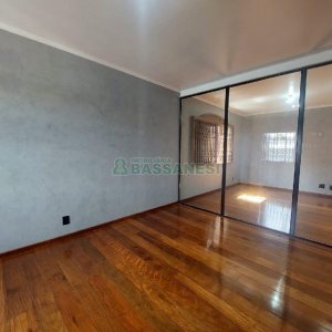Casa Comercial com 280m², 3 dormitórios, 2 vagas, no bairro Cinqüentenário em Caxias do Sul para Alugar