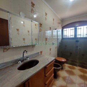 Casa Comercial com 280m², 3 dormitórios, 2 vagas, no bairro Cinqüentenário em Caxias do Sul para Alugar