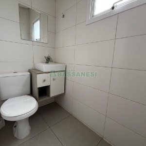 Casa com 96m², 2 dormitórios, 1 vaga, no bairro Charqueadas em Caxias do Sul para Alugar