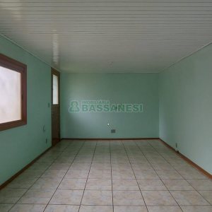 Casa com 78m², 2 dormitórios, 1 vaga, no bairro Charqueadas em Caxias do Sul para Alugar