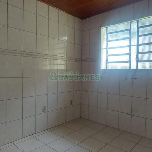 Casa com 78m², 2 dormitórios, 1 vaga, no bairro Charqueadas em Caxias do Sul para Alugar