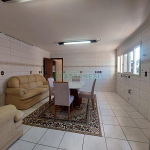 Casa com 145m², 3 dormitórios, 1 vaga, no bairro Ana Rech em Caxias do Sul para Alugar