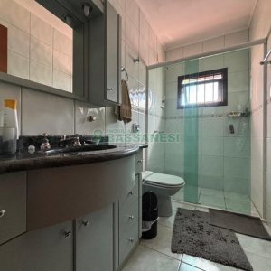 Casa com 206m², 3 dormitórios, 2 vagas, no bairro Vinhedos em Caxias do Sul para Alugar