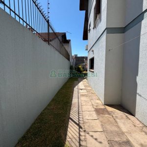 Casa com 206m², 3 dormitórios, 2 vagas, no bairro Vinhedos em Caxias do Sul para Alugar