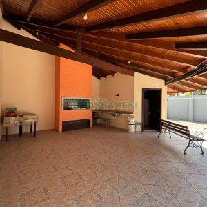 Casa com 206m², 3 dormitórios, 2 vagas, no bairro Vinhedos em Caxias do Sul para Alugar