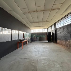 Pavilhão com 670m², no bairro Madureira em Caxias do Sul para Alugar