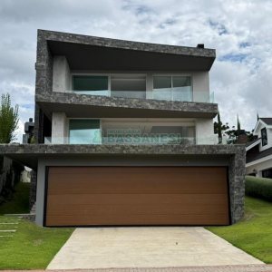 Casa com 673m², 4 dormitórios, 4 vagas, no bairro Nossa Senhora da Saúde em Caxias do Sul para Comprar