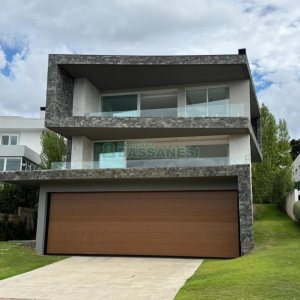 Casa com 673m², 4 dormitórios, 4 vagas, no bairro Nossa Senhora da Saúde em Caxias do Sul para Comprar