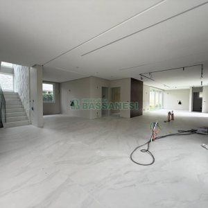 Casa com 673m², 4 dormitórios, 4 vagas, no bairro Nossa Senhora da Saúde em Caxias do Sul para Comprar