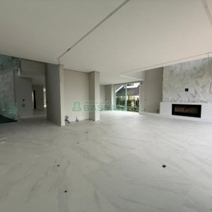 Casa com 673m², 4 dormitórios, 4 vagas, no bairro Nossa Senhora da Saúde em Caxias do Sul para Comprar
