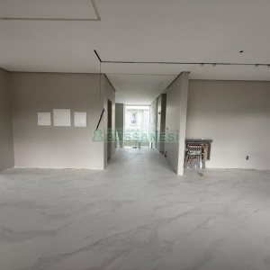 Casa com 673m², 4 dormitórios, 4 vagas, no bairro Nossa Senhora da Saúde em Caxias do Sul para Comprar