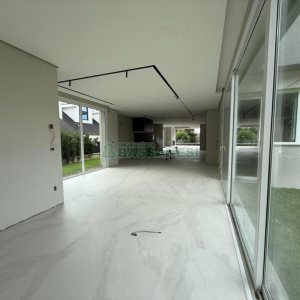Casa com 673m², 4 dormitórios, 4 vagas, no bairro Nossa Senhora da Saúde em Caxias do Sul para Comprar