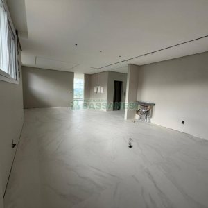 Casa com 673m², 4 dormitórios, 4 vagas, no bairro Nossa Senhora da Saúde em Caxias do Sul para Comprar