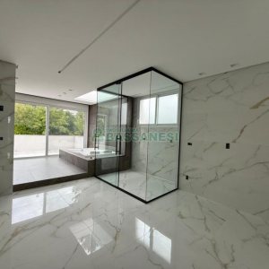 Casa com 673m², 4 dormitórios, 4 vagas, no bairro Nossa Senhora da Saúde em Caxias do Sul para Comprar