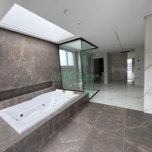 Casa com 673m², 4 dormitórios, 4 vagas, no bairro Nossa Senhora da Saúde em Caxias do Sul para Comprar