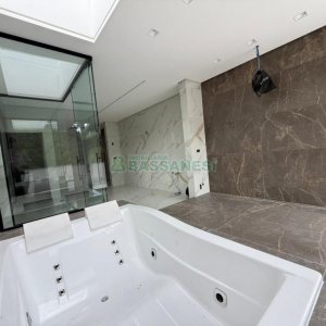 Casa com 673m², 4 dormitórios, 4 vagas, no bairro Nossa Senhora da Saúde em Caxias do Sul para Comprar