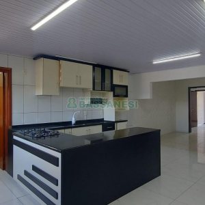 Casa com 263m², 3 dormitórios, 2 vagas, no bairro Charqueadas em Caxias do Sul para Alugar