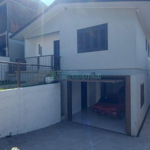 Casa com 263m², 3 dormitórios, 2 vagas, no bairro Charqueadas em Caxias do Sul para Alugar