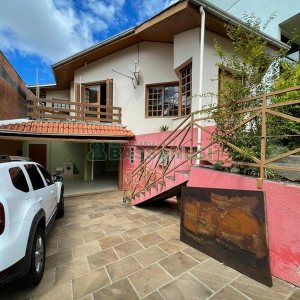 Casa com 208m², 5 dormitórios, 3 vagas, no bairro Santa Catarina em Caxias do Sul para Comprar