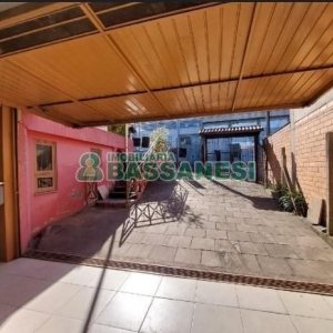 Casa com 208m², 5 dormitórios, 3 vagas, no bairro Santa Catarina em Caxias do Sul para Comprar