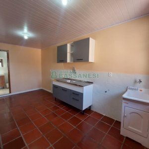 Casa com 56m², 2 dormitórios, 1 vaga, no bairro Rio Branco em Caxias do Sul para Alugar