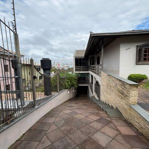 Casa com 628m², 3 dormitórios, 2 vagas, no bairro Cinqüentenário em Caxias do Sul para Comprar