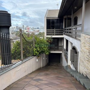 Casa com 628m², 3 dormitórios, 2 vagas, no bairro Cinqüentenário em Caxias do Sul para Comprar