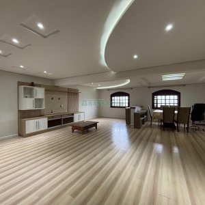 Casa com 628m², 3 dormitórios, 2 vagas, no bairro Cinqüentenário em Caxias do Sul para Comprar