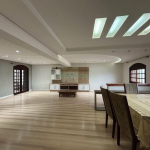 Casa com 628m², 3 dormitórios, 2 vagas, no bairro Cinqüentenário em Caxias do Sul para Comprar