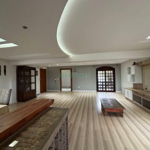 Casa com 628m², 3 dormitórios, 2 vagas, no bairro Cinqüentenário em Caxias do Sul para Comprar