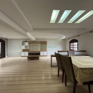 Casa com 628m², 3 dormitórios, 2 vagas, no bairro Cinqüentenário em Caxias do Sul para Comprar