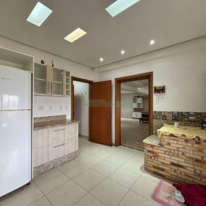 Casa com 628m², 3 dormitórios, 2 vagas, no bairro Cinqüentenário em Caxias do Sul para Comprar