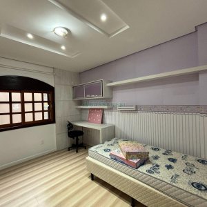 Casa com 628m², 3 dormitórios, 2 vagas, no bairro Cinqüentenário em Caxias do Sul para Comprar