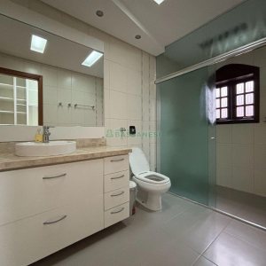 Casa com 628m², 3 dormitórios, 2 vagas, no bairro Cinqüentenário em Caxias do Sul para Comprar