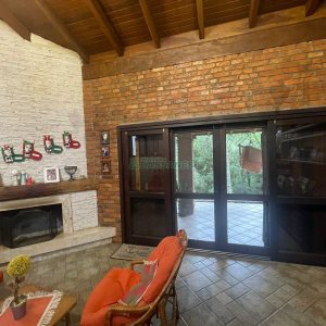Chácara com 393m², 4 dormitórios, 4 vagas, no bairro Linha 30 em Caxias do Sul para Comprar
