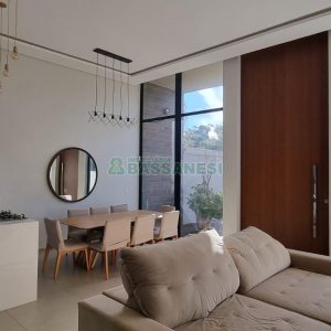 Casa com 330m², 4 dormitórios, 6 vagas, no bairro Monte Bérico em Caxias do Sul para Alugar ou Comprar